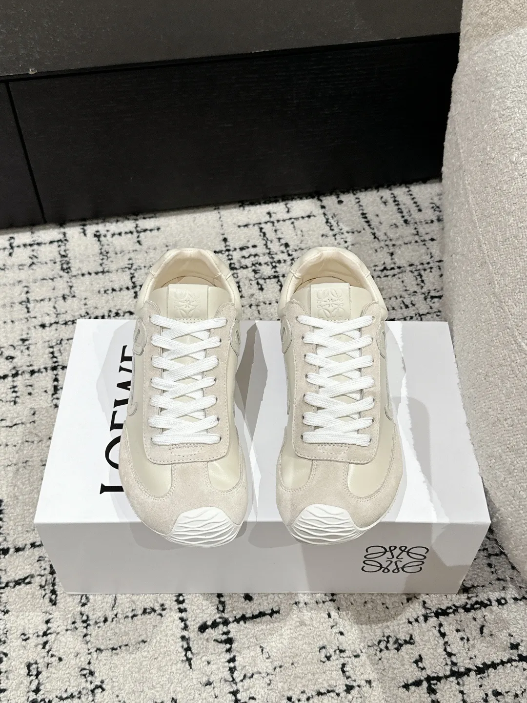 👟👟Ex-factory price 620👟👟 #couples model Top version LOEWE 25/ Latest catwalk model Ballet Runner 2.0. Couple model Ballet Casual Sports Shoes Moral Training Shoes Forrest Gump Shoes Original purchase and development Production Fabric matching Repeated selection of materials Nylon and calfskin leather sneakers featuring an asymmetric toe design, sock-like internal construction, and lightweight rubber outsole extending to the toe. ✔️Fabric: original customized imported first-layer cowhide ✔️Lining: imported soft sheepskin + mesh lining ✔️Sole: original molded anti-slip rubber material ✔️Sole thickness: increased by 2.5CM ✔️Size: #35-45 (45 for women, 45 for men, custom-made, non-refundable)